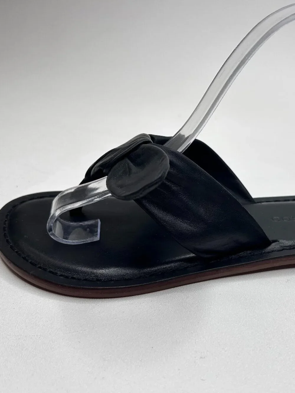 Womens BERNARDO Lillian Black Leather Bow Thong Flip Flops Sandals Size 8.5 M - Picture 2 of 9